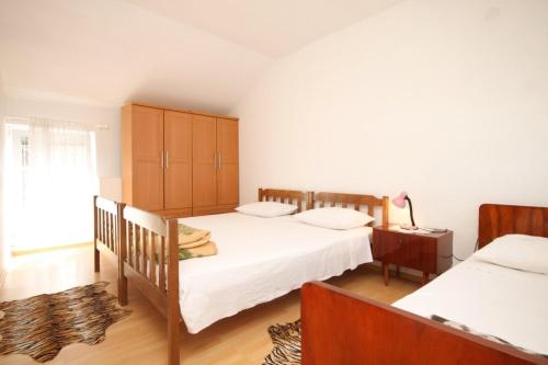 - une chambre avec 2 lits et une fenêtre dans l'établissement Apartments by the sea Tkon, Pasman - 8227, à Tkon