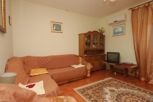 a living room with a couch and a tv at Apartment Kraj 8288a in Kraj
