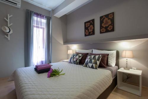 ein Schlafzimmer mit großem Bett und Fenster in der Unterkunft Apartments by the sea Poljana, Ugljan - 8432 in Poljana