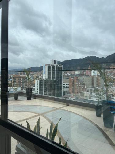 a view of a city skyline from a window at Espectacular apartamento en Chapinero in Bogotá