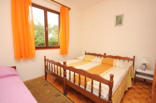 Säng eller sängar i ett rum på Apartments by the sea Preko, Ugljan - 8522