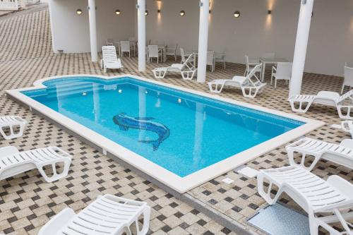 Bazén v ubytovaní Seaside apartments with a swimming pool Okrug Donji, Ciovo - 8664 alebo v jeho blízkosti
