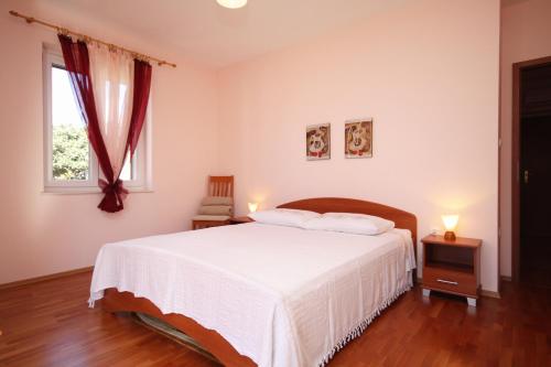 En eller flere senge i et værelse på Apartments with parking space Slatine, Ciovo - 8658