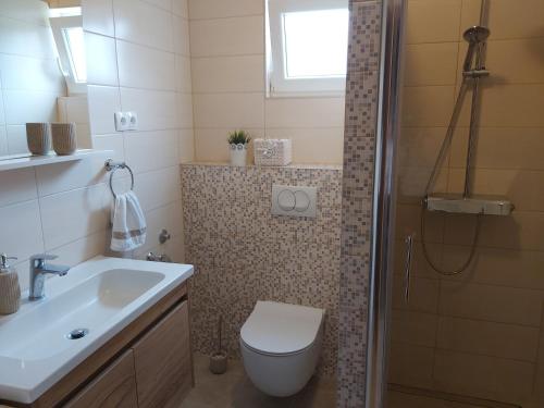 Et badeværelse på Apartments with parking space Slatine, Ciovo - 8658