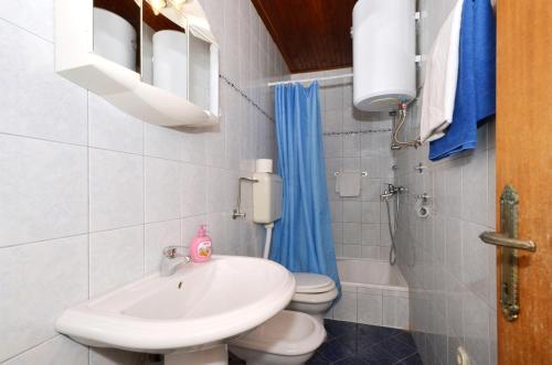 Kúpeľňa v ubytovaní Apartment Arbanija 8651d