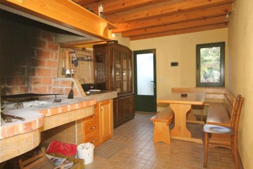 uma cozinha com um balcão e uma mesa num quarto em Apartments and rooms by the sea Kukljica, Ugljan - 8408 em Kukljica