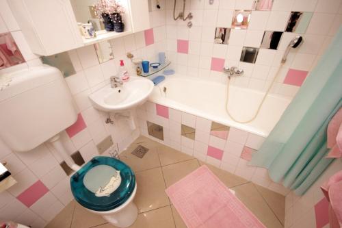 een badkamer met een toilet en een wastafel bij Apartments with a parking space Dugi Rat, Omis - 8666 in Dugi Rat