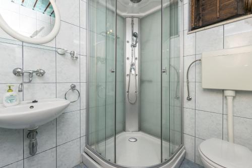 y baño con ducha acristalada y lavamanos. en Apartments by the sea Rastici, Ciovo - 8619 en Trogir