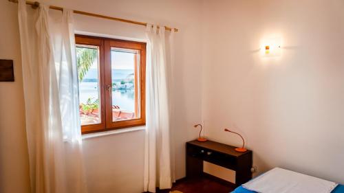 Katil atau katil-katil dalam bilik di Apartments by the sea Klek, Neretva Delta - Usce Neretve - 8537