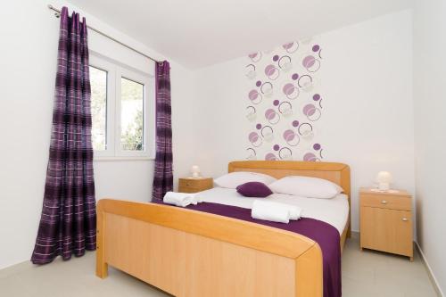 Schlafzimmer mit einem Bett und einem Fenster in der Unterkunft Apartments with a parking space Mlini, Dubrovnik - 8542 in Mlini