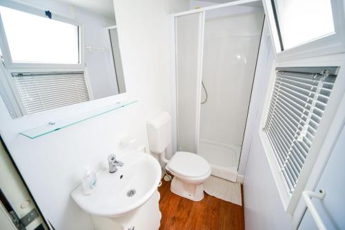 Phòng tắm tại Family-friendly apartments with swimming pool Biograd na Moru, Biograd - 8371