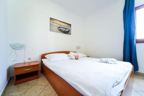 ein kleines Schlafzimmer mit einem Bett und einem Fenster in der Unterkunft Family friendly apartments with a swimming pool Biograd na Moru, Biograd - 8370 in Biograd na Moru