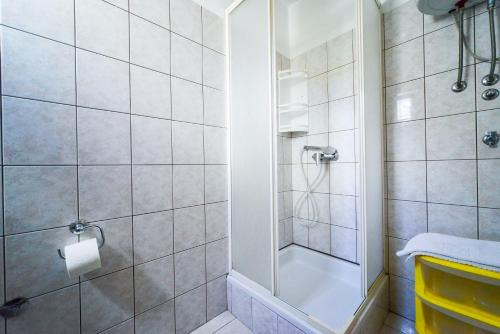 ein Bad mit einer Dusche und einer Glastür in der Unterkunft Family friendly apartments with a swimming pool Biograd na Moru, Biograd - 8370 in Biograd na Moru