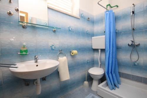 y baño con lavabo, aseo y ducha. en Apartments by the sea Slano, Dubrovnik - 8599, en Slano