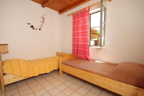 Zarače的住宿－Apartments and rooms by the sea Cove Zarace - Dubovica, Hvar - 8781，一间卧室设有两张双层床和一扇窗户。