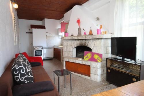 uma sala de estar com um sofá e uma lareira em Apartments and rooms by the sea Cove Zarace - Dubovica, Hvar - 8781 em Zarače