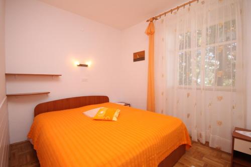 una camera da letto con un letto con una coperta gialla di Apartment Sveta Nedilja 8725c a Sveta Nedelja