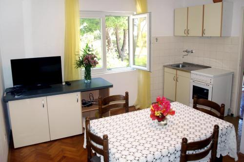 Kuchyňa alebo kuchynka v ubytovaní Apartments with a parking space Jelsa, Hvar - 8750