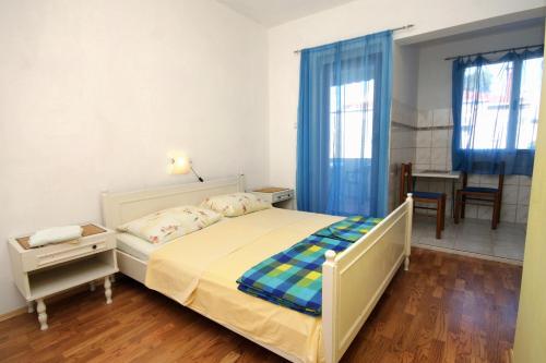 Un pat sau paturi într-o cameră la Apartments and rooms by the sea Stari Grad, Hvar - 8788