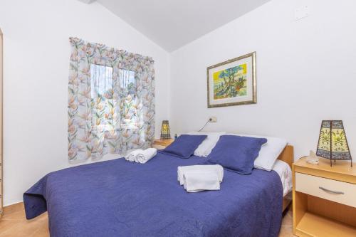 Postel nebo postele na pokoji v ubytování Apartments by the sea Jelsa, Hvar - 8729