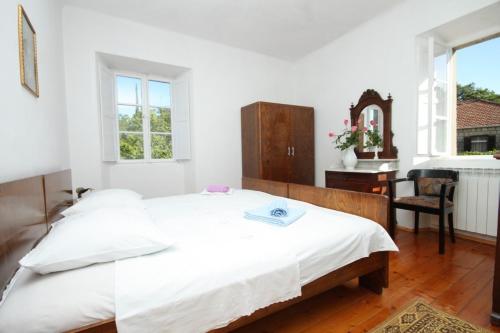 una camera con letto, scrivania e finestra di Apartments with a parking space Popovici, Dubrovnik - 8694 a Gruda
