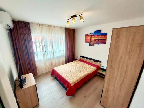 um quarto com uma cama e uma grande janela em Apartment modern in Sulina em Sulina