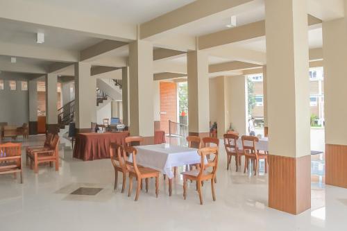 Restaurace v ubytování Urbanview Hotel Syariah Insani Cisarua Puncak