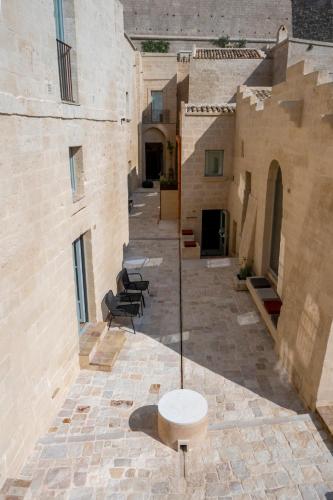 a courtyard with a table in the middle of a building at PIANELLE RESORT in Matera