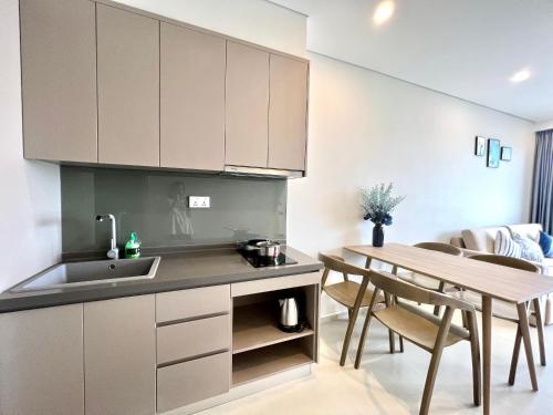 Η κουζίνα ή μικρή κουζίνα στο Milan Homestay - The Song Vung Tau Apartment
