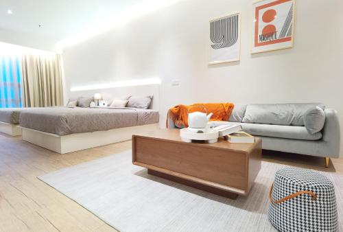 un soggiorno con un letto e un divano di The Toorak @ Bangsar South Mid Valley a Kuala Lumpur