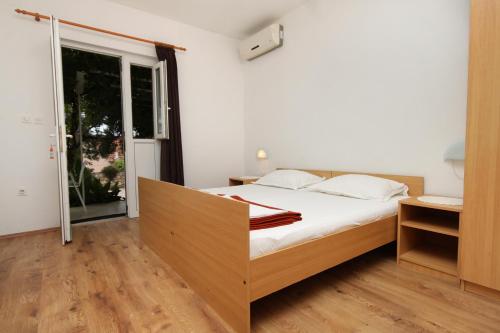 - une chambre avec un lit et une grande fenêtre dans l'établissement Apartments with a parking space Mlini, Dubrovnik - 8834, à Mlini