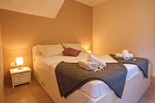 ein Schlafzimmer mit 2 Betten und Handtüchern darauf in der Unterkunft Apartments with a parking space Jelsa, Hvar - 8713 in Jelsa