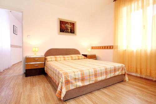 Säng eller sängar i ett rum på Apartments by the sea Kastel Stafilic, Kastela - 8678
