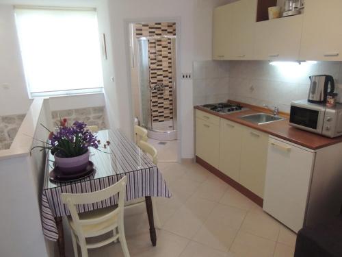 Ett kök eller pentry på Apartments by the sea Kastel Stafilic, Kastela - 8678