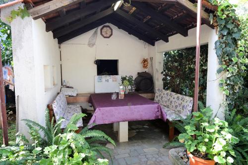 eine Terrasse mit einem lila Tisch und Stühlen in der Unterkunft Apartments by the sea Zecevo Rtic, Rogoznica - 10334 in Rogoznica