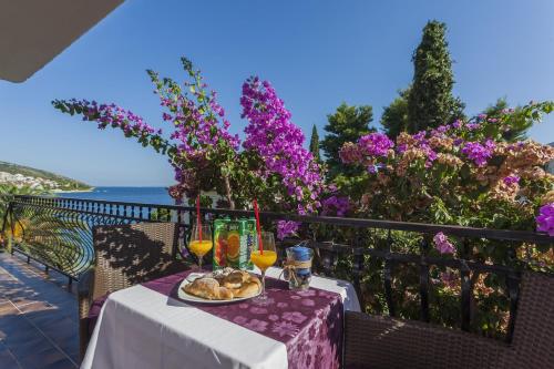 einen Tisch mit einem Teller Essen und zwei Gläsern Wein in der Unterkunft Rooms by the sea Mavarstica, Ciovo - 10335 in Trogir