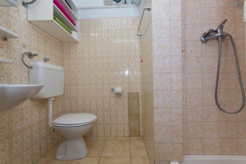 Koupelna v ubytování Apartments by the sea Arbanija, Ciovo - 10340