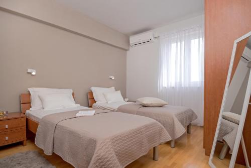 Apartments and rooms with parking space Rogoznica - 10339