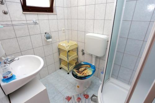 ein kleines Bad mit WC und Waschbecken in der Unterkunft Apartments by the sea Drvenik Veliki, Drvenik - 10346 in Drvenik Veli