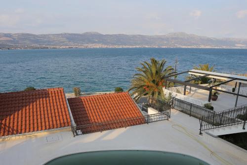 Apartments by the sea Arbanija, Ciovo - 10347