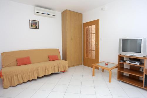 Apartments by the sea Arbanija, Ciovo - 10347