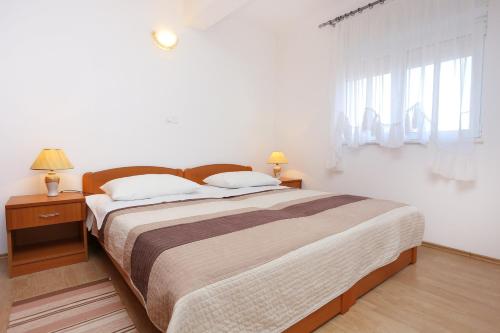 Apartments by the sea Arbanija, Ciovo - 10347