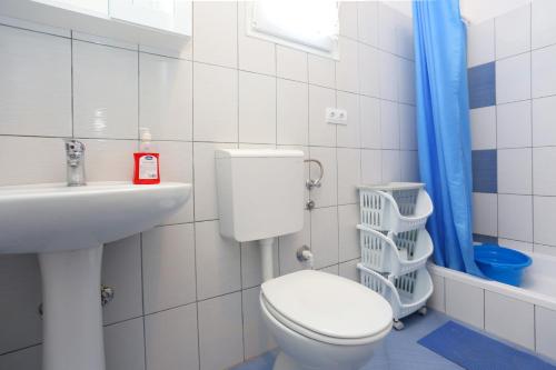 ein Bad mit einem WC und einem Waschbecken in der Unterkunft Apartments with a parking space Omis - 10351 in Omiš