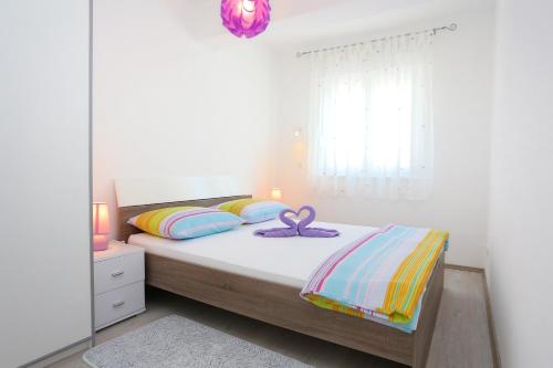 Apartments with parking space Omis - 10362