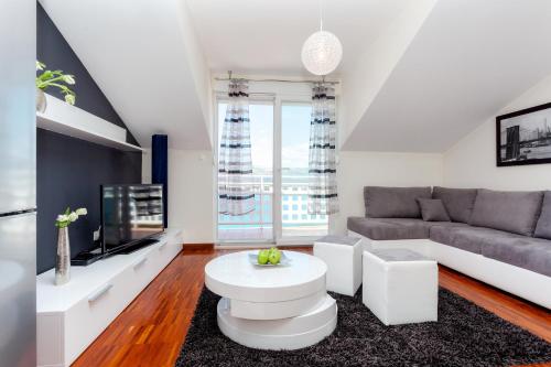 Apartments with a parking space Mastrinka, Ciovo - 10364