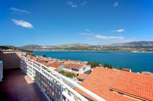 Apartments with a parking space Mastrinka, Ciovo - 10364