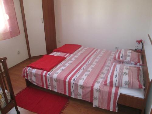 Säng eller sängar i ett rum på Apartments with a parking space Kastel Stafilic, Kastela - 11006