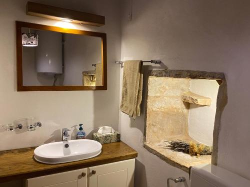 een badkamer met een wastafel en een spiegel bij Holiday house with a swimming pool Vrbanj, Hvar - 11040 in Vrbanj