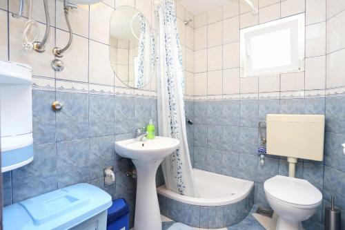 ein Bad mit einem Waschbecken, einem WC und einer Dusche in der Unterkunft Apartments by the sea Slatine, Ciovo - 10368 in Trogir