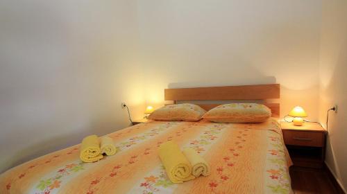 ein Schlafzimmer mit einem Bett mit gelben Handtüchern darauf in der Unterkunft Secluded fisherman's cottage Cove Velo Zvirje, Brac - 11034 in Selca